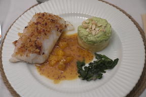 Skreifilet mit Kartoffel-Sellerie-Stampf und Avocado-Creme-Topping
