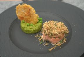 Runde Lachstaler auf der Haut gebraten, mit Parmesan- Knusperkruste