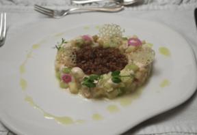 Saiblingsceviche auf Schwarzbrotcrumble und Apfel-Mayonnaise