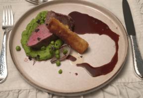 Sous-Vide gegartes Kalbsfilet, Erbsenpüree, Erbsen, Jus, Polentasticks