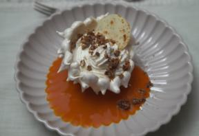 Pavlova mit Skyr-Vanille Crème, Sanddornsauce und Haselnusscrunch