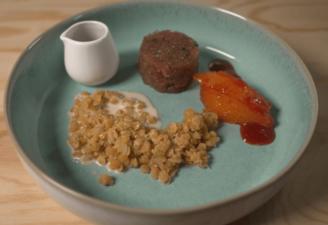 Thunfischtatar mit roten Linsen und Orangensugo