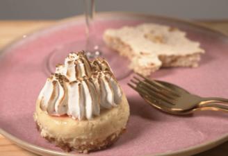 Limetten-Cheesecake mit versteckter Himbeere in flambierter Baiserhaube