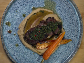 Pluma Iberica mit Bohnenpüree, Chimichurri und Grillmöhren