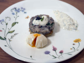 Matjestatar mit Kartoffelrösti, Schnittlauchrahm und pochiertem Ei