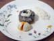 Matjestatar mit Kartoffelrösti, Schnittlauchrahm und pochiertem Ei