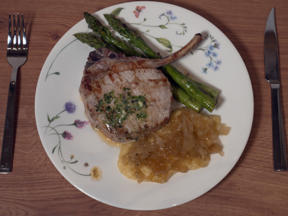 Tomahawk vom Strohschwein, Kartoffelpüree und grüner Spargel