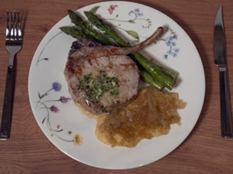 Tomahawk vom Strohschwein, Kartoffelpüree und grüner Spargel