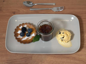 Käsekuchen, Apfel-Rhabarber-Kompott und Herrencremeeis