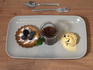 Käsekuchen, Apfel-Rhabarber-Kompott und Herrencremeeis