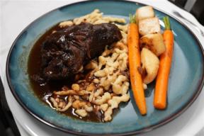 Wasserbüffelbäckchen mit Spätzle und Wurzelgemüse