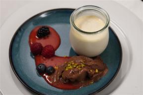 Tonkabohnen-Panna-Cotta mit Erdbeersoße und Schokoladeneis