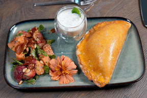 Erdbeer-Papaya Salat mit Kräuter-Smoothie und Schafskäse-Teigtaschen