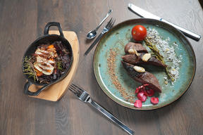 Rehlachse mit Whiskey-Zwiebelnest und Honig-Möhren