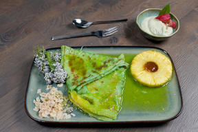 Crêpe Suzette mit Avocado-Quark