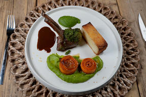 Lammkarree mit Kartoffeln, Erbsen-Spinat-Püree und Honig-Karotten