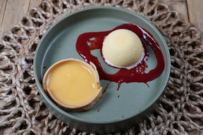 Tarte au Citron mit Sauerrahm-Eis und Himbeerpüree