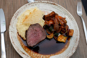 Rinderfilet mit Kartoffel-Sellerie-Stampf und Grillgemüse in Rotweinsauce