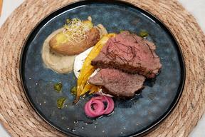 Harissa-Steak auf Minz-Pesto mit Grillkartoffeln, Auberginen-Creme und Spitzkohl