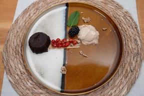 Schoko-Käse-Küchlein mit Tahini-Eis und Sesam-Crunch