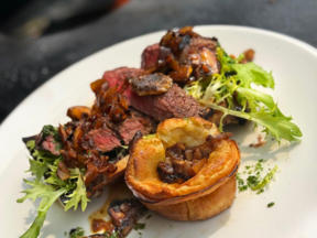 Rinderfiletstreifen, Minzsauce und Yorkshire-Pudding (Lilly Becker)