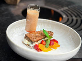 Schokoschnitte mit Cremefüllung, Erdbeer-Zitrussalat und Espuma vom Stieleis (Tony Bauer)