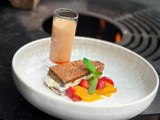 Schokoschnitte mit Cremefüllung, Erdbeer-Zitrussalat und Espuma vom Stieleis (Tony Bauer)