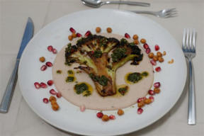 Brokkolisteak auf Bohnenpüree mit Chimichurri