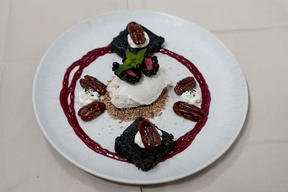 Sesam-Eis mit Miso-Schokoladen-Brownie und karamellisierten Pekannüssen