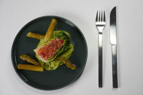 Salatherzen mit Erbsencreme und Spargel