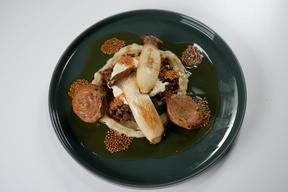 Tofu-Taler, Bohnen, Kräuterseitlinge und Miso-Zwiebeln