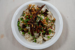 Handgemachte Orecchiette in Joghurt-Sauce mit frischen Erbsen und Pita-Brot