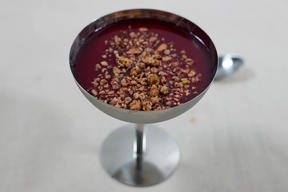 Kokos-Malabi mit Pflaume-Estragon-Sirup und Tahini-Crunch