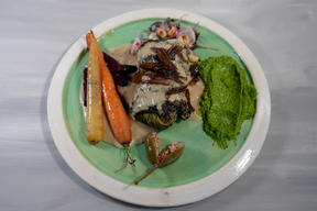 Krautwickel mit schwarzem Reis und Pilzen