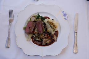 Hirschrückenmedaillons mit Trüffel-Kartoffelpüree, Wirsinggemüse und Steinpilzen