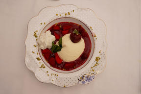 Weiße Schokomousse mit Espuma auf Erdbeer-Gin-Spiegel