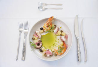 Lauwarmer Oktopus-Salat mit Kartoffeln, Kapern und eingelegten Zwiebeln