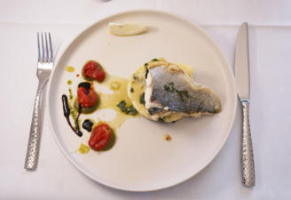 Wolfsbarsch auf cremigem Mangold-Kartoffelstampf