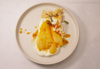 Pochierte Birne mit Mandelcrunch