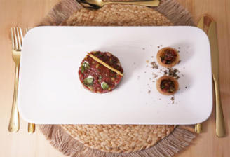 Bisonfilet Tatar klassisch und mit Pani Puri dazu Trüffel