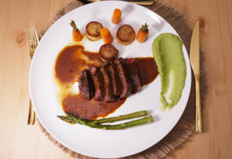 Rinderfilet mit Fondant-Kartoffeln,  Rotweinsauce, grünem Spargel und Orangenmöhren