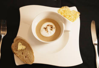 Getrüffelter Steinpilzcappuccino mit Parmesanchip und Wurzelbaguette