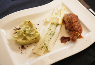 Involtini vom Kalb mit Parmaschinken und Kapern an Kartoffel-Erbsen-Wasabi-Püree