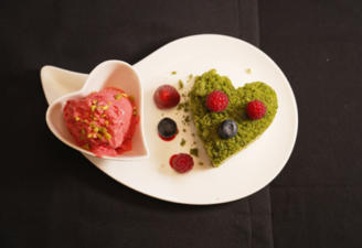 Mooskuchen und Himbeereis