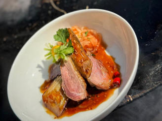 Teegeräucherte Ente mit Aubergine und Lotuswurzel (Verena und Franjo Pooth)