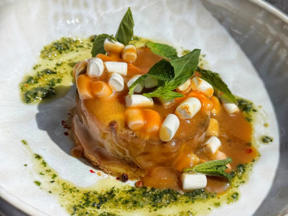 Biskuit mit gegrillter Ananas und Toffee Sauce (Ross Antony und Paul Reeves)