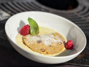 Tortilla-Tasche mit Apfel gefüllt und Vanillesauce (Stefano Zarrella)