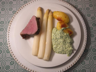 Rind, Spargel und grüne Sauce