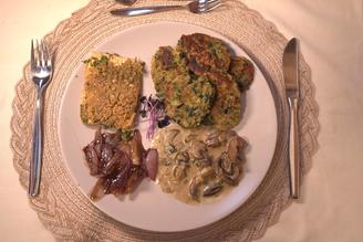 Spinatknödel in Petersilie-Rahm-Schwammerlsoße mit karamellisierten Schalotten und Tofu