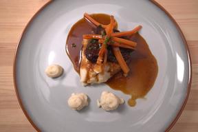 Geschmorte Kalbsbäckchen mit Selleriecreme und glasierten Karotten